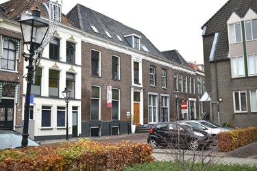 <p>De huizen Thorbeckegracht 12 en 12a-13 dateren beide oorspronkelijk uit de 17e eeuw en werden in de 18e eeuw verbouwd tot representatieve woningen achter moderne brede gevels. </p>
